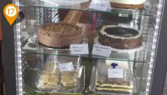 Kuchenauswahl aus der Vitrine von Eiscafe Riva