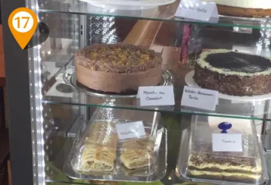 Kuchenauswahl aus der Vitrine von Eiscafe Riva
