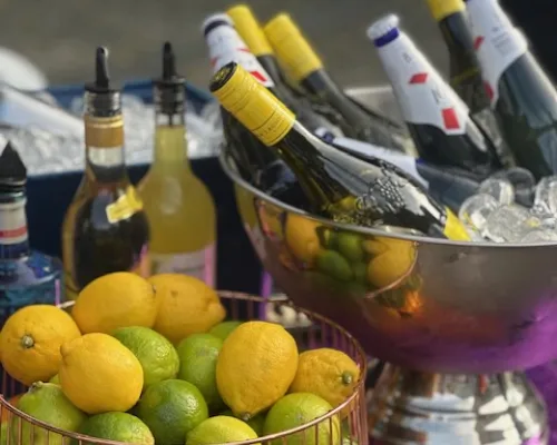 Obstkorb und gekühlte Getränkeflaschen an einer Bar