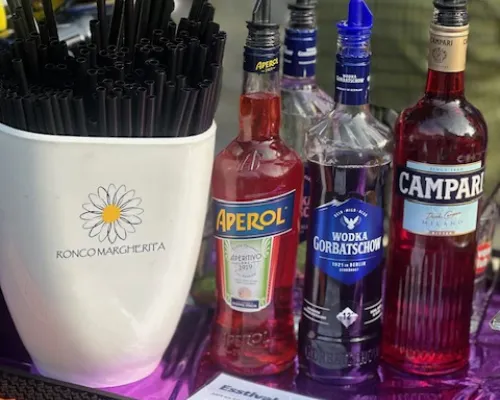 Barstation mit Aperitif-Flaschen, Eisbehälter und Esstival-Menü
