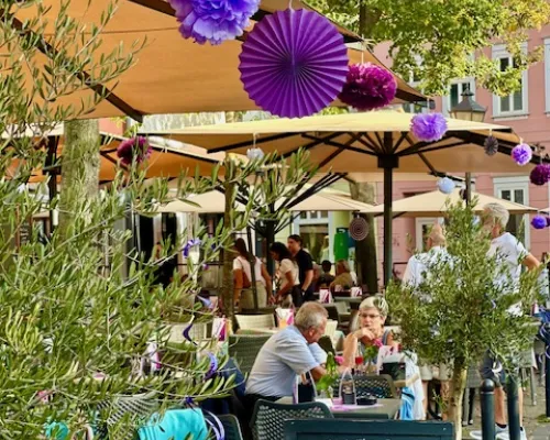 Restaurantterrasse mit Esstival-Dekoration und Tafel