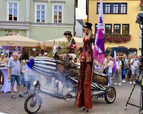 Straßenperformance mit der Steampunkrakete und Rauch beim Esstival