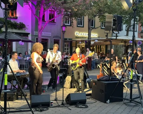 Liveband spielt auf einer Bühne beim Esstival