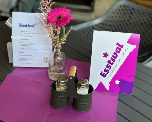 Esstival-Menükarte mit pinker Tischdekoration und Blume