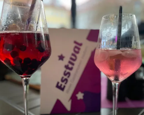 Zwei Getränke mit Esstival-Karte auf einem Tisch