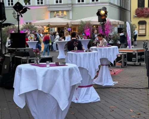 Außenbereich mit weiß eingedeckten Stehtischen beim Esstival