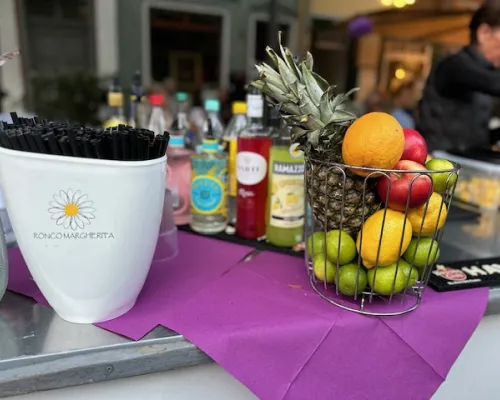 Barbereich mit Getränken, Früchten und violetter Tischdekoration