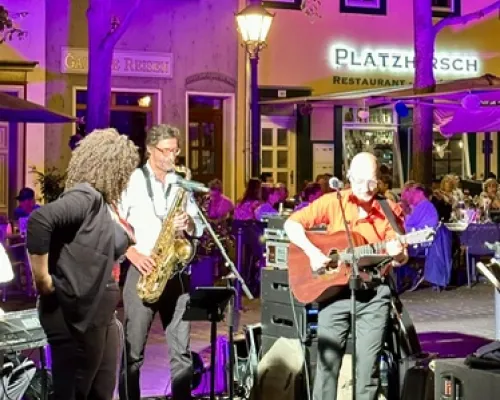 Liveband spielt am Abend vor Publikum beim Esstival