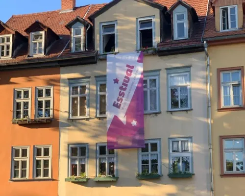Hausfassade mit Esstival-Banner in der Erfurter Innenstadt bei der Kämerbrücke