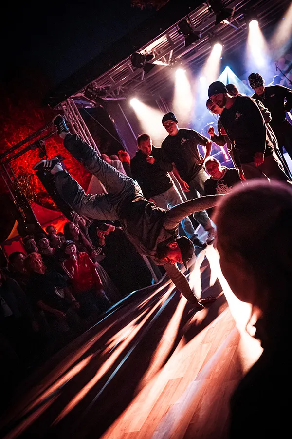 Nasty-Stylistix Performance auf einer Bühne im dunkeln mit Lichtshow
